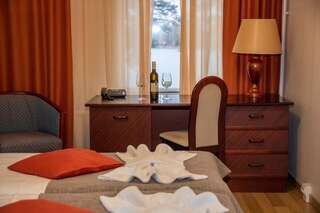Отель Hotelli Varpu Керимяки Двухместный номер с 2 отдельными кроватями и видом на озеро-4